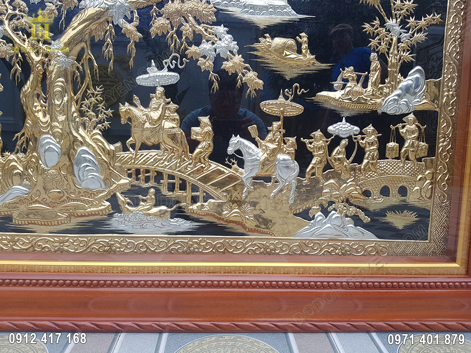 H&igrave;nh ảnh vị t&acirc;n trạng nguy&ecirc;n cưỡi ngựa về qu&ecirc; vinh quy b&aacute;i tổ được chạm th&uacute;c v&ocirc; c&ugrave;ng sinh động